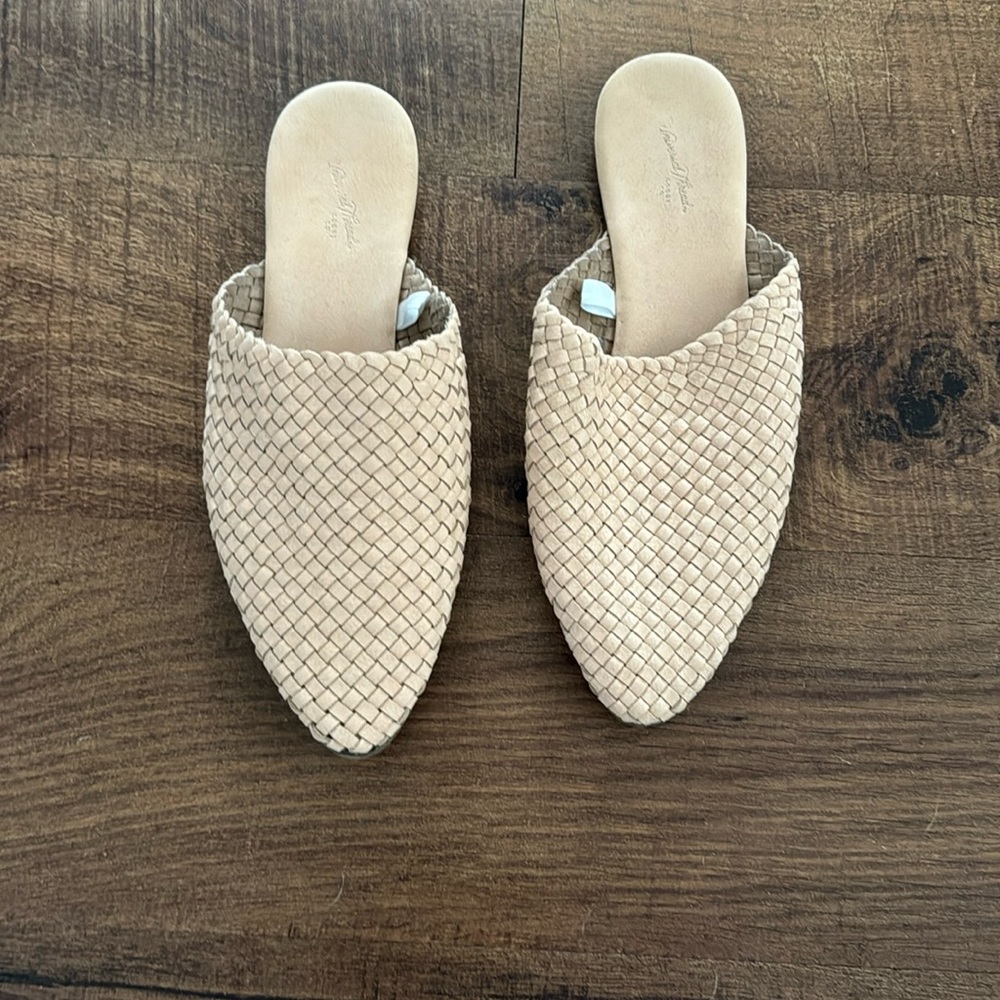 Woven flat mules. Beige/tan.